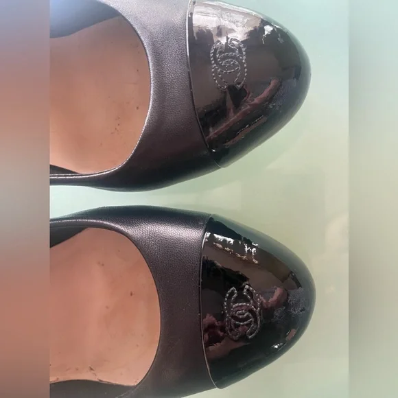 Chanel interlocking logo pumps